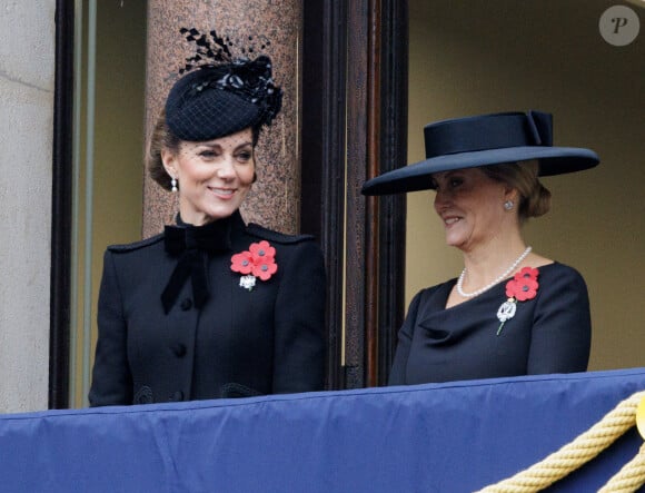 Lors de la cérémonie nationale du souvenir, une conversation entre Kate Middleton et Sophie de Wessex à propos de cette barbe a intrigué les experts en lecture labiale
Catherine Kate Middleton, princesse de Galles et Sophie Rhys-Jones duchesse d'Edimbourg honorent les disparus des deux guerres mondiales lors de la cérémonie Remembrance Sunday ( Dimanche du souvenir ) au Cénotaphe à Londres