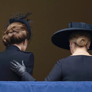 Catherine Kate Middleton, princesse de Galles et Sophie Rhys-Jones duchesse d'Edimbourg honorent les disparus des deux guerres mondiales lors de la cérémonie Remembrance Sunday ( Dimanche du souvenir ) au Cénotaphe à Londres - ©Alpha Press