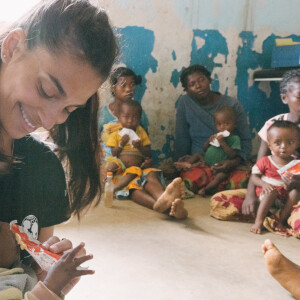 Tatiana Silva est en mission pour l'Unicef dans le sud de Madagascar en Avril 2023. Centre de santé de Sampiona, Vorila 8 mois, dans les bras de Tatiana prenant son traitement nutritif à base de pate d'arachides, le plumpy'nut jusqu'à ce qu'il récupère un poids normal pour son âge. © Arnaud Juherian / Unicef via Bestimage 