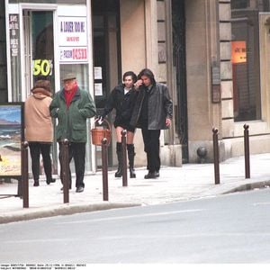 Arno Klarsfeld et Béatrice Dalle dans Paris au début des années 90.