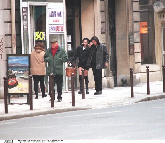 Arno Klarsfeld et Béatrice Dalle dans Paris au début des années 90.