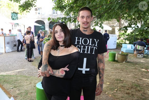 Béatrice Dalle et son fiancé Paul Bichet-Galaup posent lors du 13e festival du film d'Angoulême à Angoulême, en France, le 31 août 2020. Photo par Jerome Domine/ABACAPRESS.COM