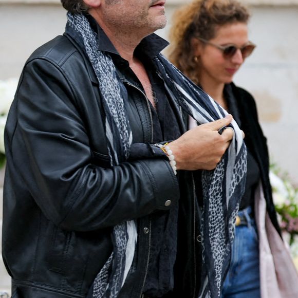 Évoquant le titre Je suis là présent sur son nouvel album, il admet ne pas trop avoir entendu cette phrase lorsqu'il était enfant.
Matthieu Chedid, sa compagne Loïca Saint-M'leux, et son père Louis Chedid - Sortie des obsèques de l'auteure-compositrice-interprète et actrice française Françoise Hardy au crématorium du cimetière du Père-Lachaise à Paris, France, le 20 juin 2024. © Jacovides-Moreau/Bestimage 