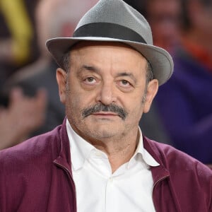 En pleine promotion de son 18ème album studio Rêveur rêveur, Louis Chedid (76 ans) sera en concert au Théâtre des Bouffes du Nord
Louis Chedid - Enregistrement de l'émission "Vivement Dimanche" à Paris le 13 Janvier 2016