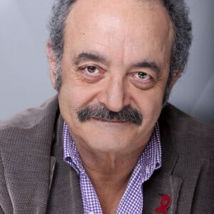 Louis Chedid pose à Paris le 7 mars 2014.