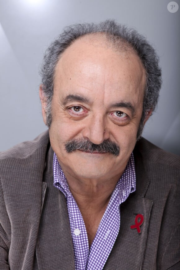 Louis Chedid pose à Paris le 7 mars 2014.