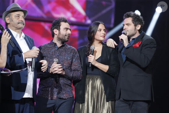 No Web - Louis Chedid et ses enfants Joseph Chedid, Anna Chedid et Matthieu Chedid - Cérémonie des 31ème Victoires de la Musique au Zénith de Paris. Le 12 février 2016  French Music Awards "Victoires de la Musique" at Zénith in Paris on 12/02/2016