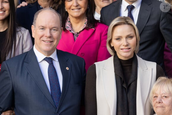 Charlene a rejoint son époux pour la remise de Médailles de l'Éducation physique et des Sports
Le prince Albert II de Monaco et la princesse Charlene offrent des cadeaux aux personnes âgées de la principauté au siège de la Croix Rouge à Monaco le 14 novembre 2024 dans le cadre des célébrations de la Fête Nationale monégasque. © Olivier Huitel / Pool Monaco / Bestimage 