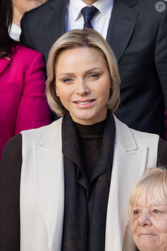 Le prince Albert II de Monaco et la princesse Charlene offrent des cadeaux aux personnes âgées de la principauté au siège de la Croix Rouge à Monaco le 14 novembre 2024 dans le cadre des célébrations de la Fête Nationale monégasque. © Olivier Huitel / Pool Monaco / Bestimage 