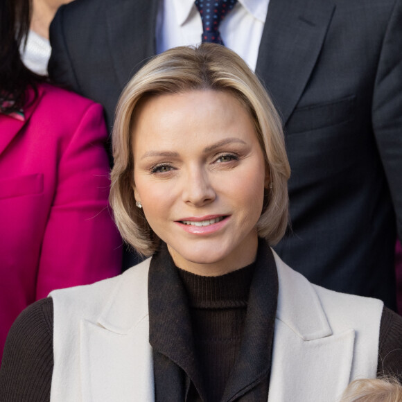 Le prince Albert II de Monaco et la princesse Charlene offrent des cadeaux aux personnes âgées de la principauté au siège de la Croix Rouge à Monaco le 14 novembre 2024 dans le cadre des célébrations de la Fête Nationale monégasque. © Olivier Huitel / Pool Monaco / Bestimage 