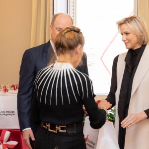 Le prince Albert II de Monaco et la princesse Charlene offrent des cadeaux aux personnes âgées de la principauté au siège de la Croix Rouge à Monaco le 14 novembre 2024 dans le cadre des célébrations de la Fête Nationale monégasque. © Olivier Huitel / Pool Monaco / Bestimage 