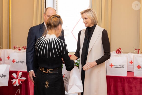 Le prince Albert II de Monaco et la princesse Charlene offrent des cadeaux aux personnes âgées de la principauté au siège de la Croix Rouge à Monaco le 14 novembre 2024 dans le cadre des célébrations de la Fête Nationale monégasque. © Olivier Huitel / Pool Monaco / Bestimage 