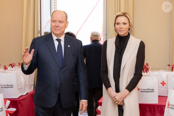 Le prince Albert II de Monaco et la princesse Charlene offrent des cadeaux aux personnes âgées de la principauté au siège de la Croix Rouge à Monaco le 14 novembre 2024 dans le cadre des célébrations de la Fête Nationale monégasque. © Olivier Huitel / Pool Monaco / Bestimage 