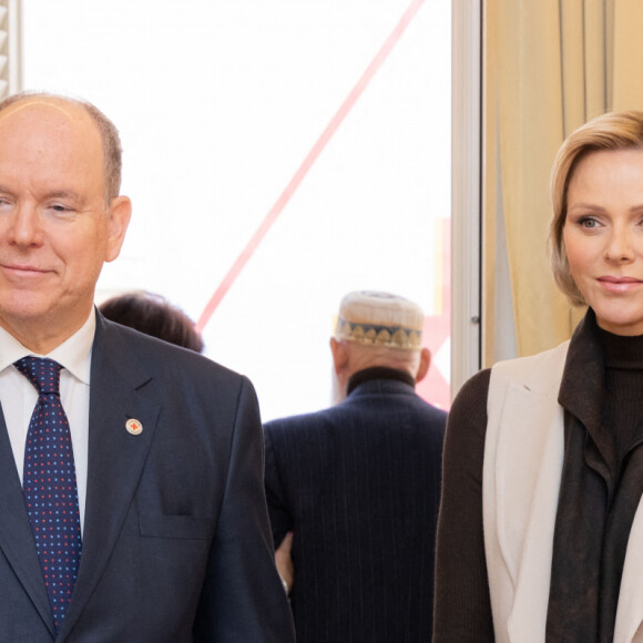 Le prince Albert II de Monaco et la princesse Charlene offrent des cadeaux aux personnes âgées de la principauté au siège de la Croix Rouge à Monaco le 14 novembre 2024 dans le cadre des célébrations de la Fête Nationale monégasque. © Olivier Huitel / Pool Monaco / Bestimage 