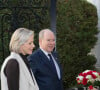 Côté coiffure, elle avait relevé ses cheveux en chignon, dégageant son magnifique visage
Le prince Albert II de Monaco et la princesse Charlene offrent des cadeaux aux personnes âgées de la principauté au siège de la Croix Rouge à Monaco le 14 novembre 2024 dans le cadre des célébrations de la Fête Nationale monégasque. © Olivier Huitel / Pool Monaco / Bestimage 