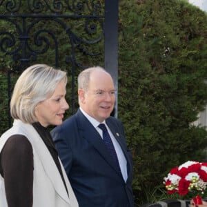 Côté coiffure, elle avait relevé ses cheveux en chignon, dégageant son magnifique visage
Le prince Albert II de Monaco et la princesse Charlene offrent des cadeaux aux personnes âgées de la principauté au siège de la Croix Rouge à Monaco le 14 novembre 2024 dans le cadre des célébrations de la Fête Nationale monégasque. © Olivier Huitel / Pool Monaco / Bestimage 