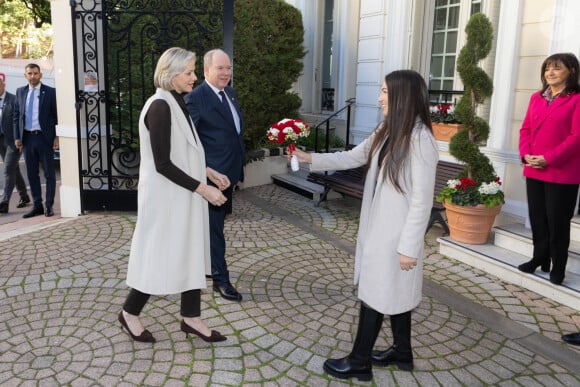 Côté coiffure, elle avait relevé ses cheveux en chignon, dégageant son magnifique visage
Le prince Albert II de Monaco et la princesse Charlene offrent des cadeaux aux personnes âgées de la principauté au siège de la Croix Rouge à Monaco le 14 novembre 2024 dans le cadre des célébrations de la Fête Nationale monégasque. © Olivier Huitel / Pool Monaco / Bestimage 