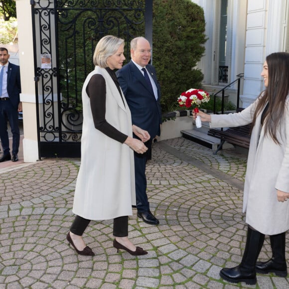 Côté coiffure, elle avait relevé ses cheveux en chignon, dégageant son magnifique visage
Le prince Albert II de Monaco et la princesse Charlene offrent des cadeaux aux personnes âgées de la principauté au siège de la Croix Rouge à Monaco le 14 novembre 2024 dans le cadre des célébrations de la Fête Nationale monégasque. © Olivier Huitel / Pool Monaco / Bestimage 