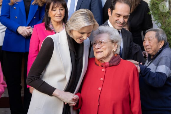 Le prince Albert II de Monaco et la princesse Charlene offrent des cadeaux aux personnes âgées de la principauté au siège de la Croix Rouge à Monaco le 14 novembre 2024 dans le cadre des célébrations de la Fête Nationale monégasque. © Olivier Huitel / Pool Monaco / Bestimage 