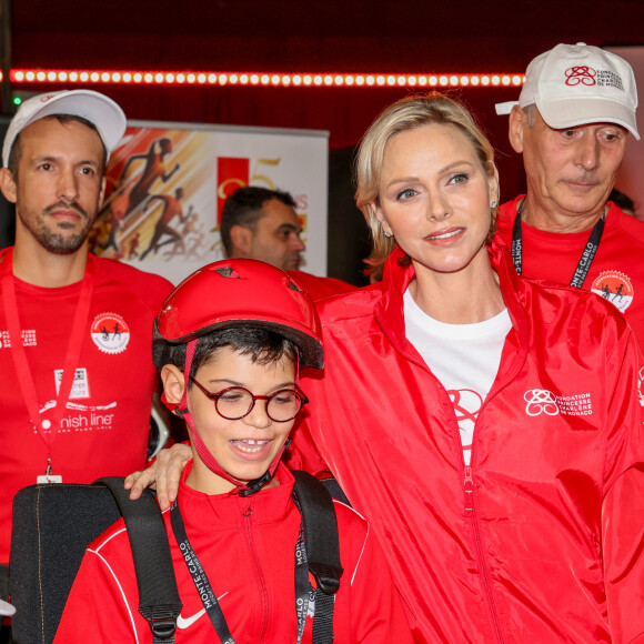 Après avoir donné le coup d'envoi d'une course caritative au profit des enfants au côté de son frère Gareth
La princesse Charlene de Monaco a donné le départ de la 25eme No Finish Line à Monaco, le 16 novembre 2024, entourée par Ariane Favaloro, l'organisatrice de l'événement, le ministre d'Etat de la Principauté, M. Didier Guillaume, du président du Conseil National, M. Thomas Brezzo, de Francoise Gamerdinger, la ministre de la culture de Monaco, de Stéphane Valeri, le président de la Société des Bains de Mer de Monaco, de son frère Gareth Wittstock, des membres de sa Fondation qui vont participer durant toute une semaine à cette compétition caritative, et de noubreux sportifs. Cette année, c'est la princesse Charlene qui est la marraine de cet événement. Avec plus de 10000 participants, la No Finish Line est un événement caritatif au profit des enfants. Un circuit de 1042 mètres, installé autour du Chapiteau de Fontvielle, accueille pendant 8 jours, coureurs mais aussi marcheurs, seuls ou en équipes, de tout âge afin de récolter de l'argent... 1 km parcouru équivaut à 1 Euro reversé aux organisateurs grâce à la générosité des sponsors et des droits d'inscription. Chaque année, les sommes récoltées sont reversées à des associations monégasques afin de soutenir des projets en faveur d'enfants défavorisés ou malades. Cette année l'objectif est d'atteindre les 450.000 kms. © Claudia Albuquerque/Bestimage 