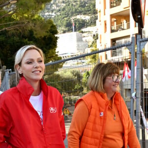 Peu importe le style qu'elle choisit, la princesse Charlene est toujours celle qui mérite une médaille. 
La princesse Charlene de Monaco a donné le départ de la 25eme No Finish Line à Monaco, le 16 novembre 2024, entourée par Ariane Favaloro, l'organisatrice de l'événement, le ministre d'Etat de la Principauté, M. Didier Guillaume, du président du Conseil National, M. Thomas Brezzo, de Francoise Gamerdinger, la ministre de la culture de Monaco, de Stéphane Valeri, le président de la Société des Bains de Mer de Monaco, de son frère Gareth Wittstock, des membres de sa Fondation qui vont participer durant toute une semaine à cette compétition caritative, et de noubreux sportifs. Cette année, c'est la princesse Charlene qui est la marraine de cet événement. Avec plus de 10000 participants, la No Finish Line est un événement caritatif au profit des enfants. Un circuit de 1042 mètres, installé autour du Chapiteau de Fontvielle, accueille pendant 8 jours, coureurs mais aussi marcheurs, seuls ou en équipes, de tout âge afin de récolter de l'argent... 1 km parcouru équivaut à 1 Euro reversé aux organisateurs grâce à la générosité des sponsors et des droits d'inscription. Chaque année, les sommes récoltées sont reversées à des associations monégasques afin de soutenir des projets en faveur d'enfants défavorisés ou malades. Cette année l'objectif est d'atteindre les 450.000 kms. © Bruno Bébert/Bestimage 