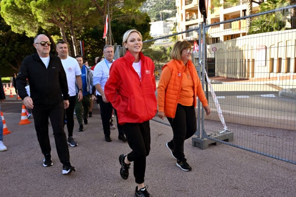 Peu importe le style qu'elle choisit, la princesse Charlene est toujours celle qui mérite une médaille. 
La princesse Charlene de Monaco a donné le départ de la 25eme No Finish Line à Monaco, le 16 novembre 2024, entourée par Ariane Favaloro, l'organisatrice de l'événement, le ministre d'Etat de la Principauté, M. Didier Guillaume, du président du Conseil National, M. Thomas Brezzo, de Francoise Gamerdinger, la ministre de la culture de Monaco, de Stéphane Valeri, le président de la Société des Bains de Mer de Monaco, de son frère Gareth Wittstock, des membres de sa Fondation qui vont participer durant toute une semaine à cette compétition caritative, et de noubreux sportifs. Cette année, c'est la princesse Charlene qui est la marraine de cet événement. Avec plus de 10000 participants, la No Finish Line est un événement caritatif au profit des enfants. Un circuit de 1042 mètres, installé autour du Chapiteau de Fontvielle, accueille pendant 8 jours, coureurs mais aussi marcheurs, seuls ou en équipes, de tout âge afin de récolter de l'argent... 1 km parcouru équivaut à 1 Euro reversé aux organisateurs grâce à la générosité des sponsors et des droits d'inscription. Chaque année, les sommes récoltées sont reversées à des associations monégasques afin de soutenir des projets en faveur d'enfants défavorisés ou malades. Cette année l'objectif est d'atteindre les 450.000 kms. © Bruno Bébert/Bestimage 