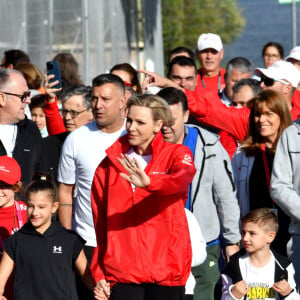 La princesse Charlene est avec les enfants Christos Fiotakis, un des membres de sa Fondation - La princesse Charlene de Monaco a donné le départ de la 25eme No Finish Line à Monaco, le 16 novembre 2024, entourée par Ariane Favaloro, l'organisatrice de l'événement, le ministre d'Etat de la Principauté, M. Didier Guillaume, du président du Conseil National, M. Thomas Brezzo, de Francoise Gamerdinger, la ministre de la culture de Monaco, de Stéphane Valeri, le président de la Société des Bains de Mer de Monaco, de son frère Gareth Wittstock, des membres de sa Fondation qui vont participer durant toute une semaine à cette compétition caritative, et de noubreux sportifs. Cette année, c'est la princesse Charlene qui est la marraine de cet événement. Avec plus de 10000 participants, la No Finish Line est un événement caritatif au profit des enfants. Un circuit de 1042 mètres, installé autour du Chapiteau de Fontvielle, accueille pendant 8 jours, coureurs mais aussi marcheurs, seuls ou en équipes, de tout âge afin de récolter de l'argent... 1 km parcouru équivaut à 1 Euro reversé aux organisateurs grâce à la générosité des sponsors et des droits d'inscription. Chaque année, les sommes récoltées sont reversées à des associations monégasques afin de soutenir des projets en faveur d'enfants défavorisés ou malades. Cette année l'objectif est d'atteindre les 450.000 kms. © Bruno Bébert/Bestimage 