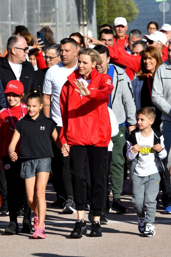 La princesse Charlene est avec les enfants Christos Fiotakis, un des membres de sa Fondation - La princesse Charlene de Monaco a donné le départ de la 25eme No Finish Line à Monaco, le 16 novembre 2024, entourée par Ariane Favaloro, l'organisatrice de l'événement, le ministre d'Etat de la Principauté, M. Didier Guillaume, du président du Conseil National, M. Thomas Brezzo, de Francoise Gamerdinger, la ministre de la culture de Monaco, de Stéphane Valeri, le président de la Société des Bains de Mer de Monaco, de son frère Gareth Wittstock, des membres de sa Fondation qui vont participer durant toute une semaine à cette compétition caritative, et de noubreux sportifs. Cette année, c'est la princesse Charlene qui est la marraine de cet événement. Avec plus de 10000 participants, la No Finish Line est un événement caritatif au profit des enfants. Un circuit de 1042 mètres, installé autour du Chapiteau de Fontvielle, accueille pendant 8 jours, coureurs mais aussi marcheurs, seuls ou en équipes, de tout âge afin de récolter de l'argent... 1 km parcouru équivaut à 1 Euro reversé aux organisateurs grâce à la générosité des sponsors et des droits d'inscription. Chaque année, les sommes récoltées sont reversées à des associations monégasques afin de soutenir des projets en faveur d'enfants défavorisés ou malades. Cette année l'objectif est d'atteindre les 450.000 kms. © Bruno Bébert/Bestimage 