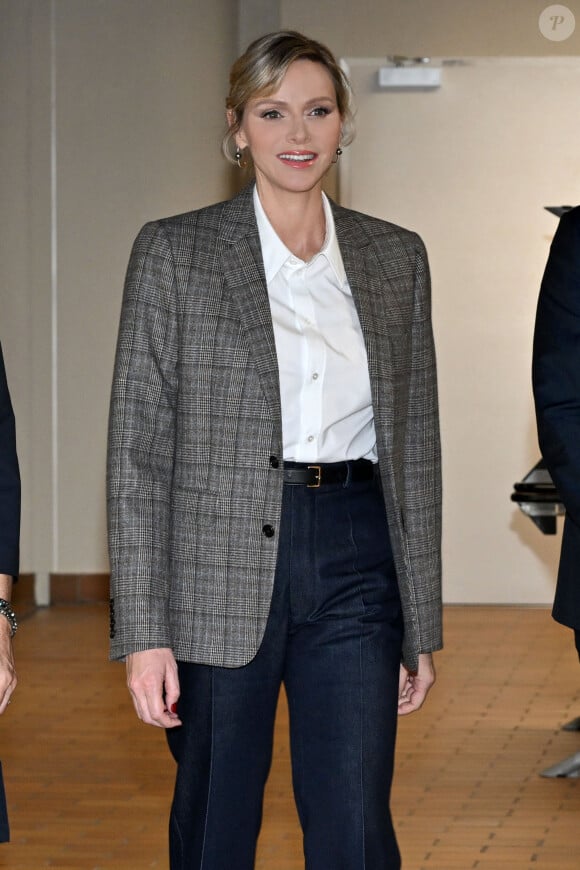 Très élégante, Charlene avait opté pour un ensemble tailleur pantalon beige et un col roulé dans les mêmes tons
Exclusif - La princesse Charlene de Monaco a présidé la cérémonie d'ouverture du meeting européen de natation " Princesse Charlène " organisé par Special Olympics Monaco au Centre Nautique Albert II à Monaco. Le 26 octobre 2024. Plus de 200 athlètes en provenance d'Allemagne, d'Irlande, de Slovénie, de Chypre ou encore de Gibraltar ont fait le déplacement pour ce meeting européen de natation, placé sous le haut patronage de la princesse Charlène. C'est la deuxième fois que Special Olympics Monaco organise un évènement d'une telle ampleur destiné aux sportifs déficients intellectuels. Toutes les délégations ont défilé devant un public nombreux et ont pu assister au discours officiel de P.Klaveren, le président de Special Olympics Monaco, puis à un spectacle de danse synchronisée, un live du chanteur T.James, tout droit sorti de The Voice saison 9, ainsi qu'un concert de l'orchestre des carabiniers du prince. C'est la princesse qui a déclaré ouvert le meeting de natation. © Bruno Bebert / Bestimage 