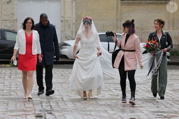 L'heureuse élue s'appelle Cerise
Mariage du chanteur Renaud avec sa compagne Christine, qu'il aime appeler Cerise, en référence a ses boucles d'oreilles fetiches portées ce jour, et celui de leur rencontre. Le 4 mai 2024 à la mairie du 14e arrondissement de Paris. © Gimmick/SIPA