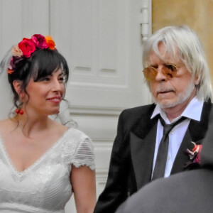 Renaud s'est remarié cette année
Mariage du chanteur Renaud avec sa compagne Christine, qu'il aime appeler Cerise, en référence a ses boucles d'oreilles fetiches portées ce jour, et celui de leur rencontre. A la mairie du 14e arrondissement de Paris © Gimmick/SIPA
