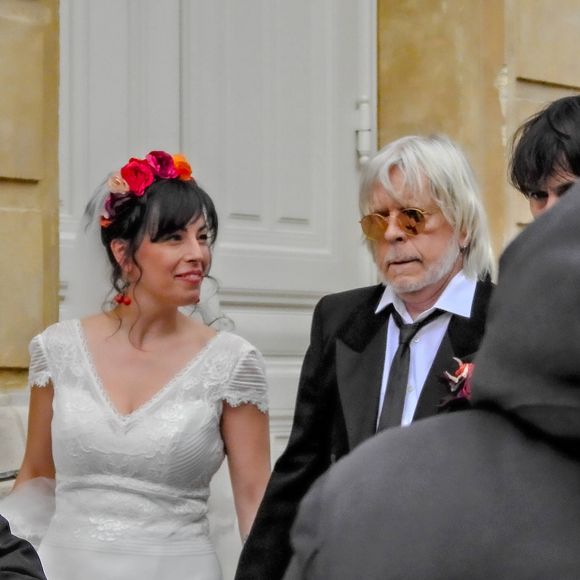 Renaud s'est remarié cette année
Mariage du chanteur Renaud avec sa compagne Christine, qu'il aime appeler Cerise, en référence a ses boucles d'oreilles fetiches portées ce jour, et celui de leur rencontre. A la mairie du 14e arrondissement de Paris © Gimmick/SIPA