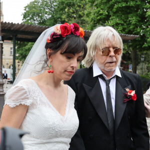 De 29 ans sa cadette
Mariage du chanteur Renaud avec sa compagne Christine, qu'il aime appeler Cerise, en référence a ses boucles d'oreilles fetiches portées ce jour, et celui de leur rencontre. Le 4 mai 2024 à la mairie du 14e arrondissement de Paris. © Gimmick/SIPA