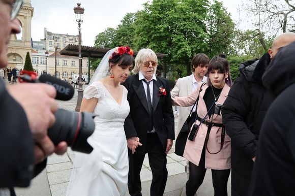 De 29 ans sa cadette
Mariage du chanteur Renaud avec sa compagne Christine, qu'il aime appeler Cerise, en référence a ses boucles d'oreilles fetiches portées ce jour, et celui de leur rencontre. Le 4 mai 2024 à la mairie du 14e arrondissement de Paris. © Gimmick/SIPA