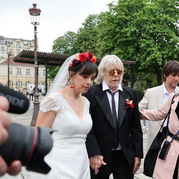De 29 ans sa cadette
Mariage du chanteur Renaud avec sa compagne Christine, qu'il aime appeler Cerise, en référence a ses boucles d'oreilles fetiches portées ce jour, et celui de leur rencontre. Le 4 mai 2024 à la mairie du 14e arrondissement de Paris. © Gimmick/SIPA