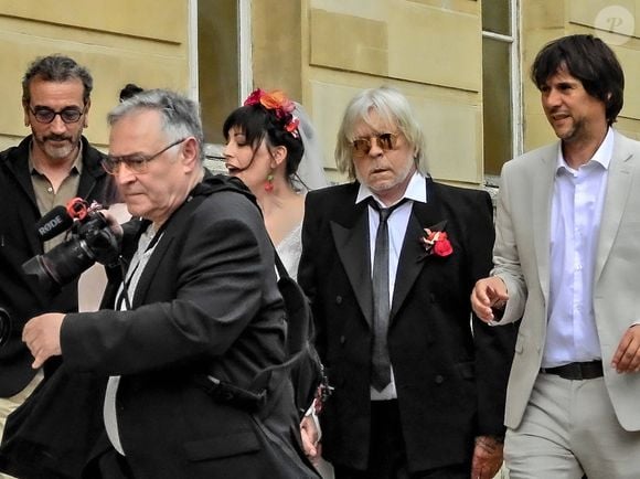 Photo : Leur union célébrée dans un domaine magnifique domaine Mariage du  chanteur Renaud avec sa compagne Christine, qu'il aime appeler Cerise, en  référence a ses boucles d'oreilles fetiches portées ce jour,