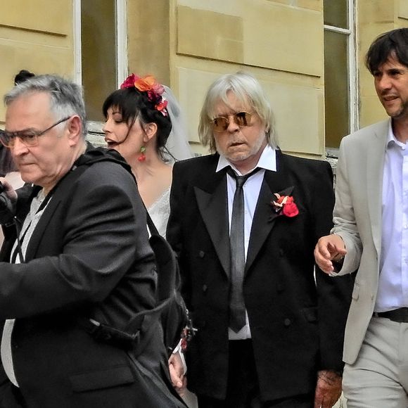 Leur union célébrée dans un domaine magnifique domaine
Mariage du chanteur Renaud avec sa compagne Christine, qu'il aime appeler Cerise, en référence a ses boucles d'oreilles fetiches portées ce jour, et celui de leur rencontre. Le 4 mai 2024 à la mairie du 14e arrondissement de Paris. © Gimmick/SIPA