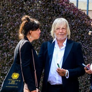 Situé dans les Yvelines
Le chanteur Renaud (Renaud Séchan) et sa compagne Cerise (de son vrai prénom Christine) - Mariage d'Hugues Aufray et de Murielle Mégevand à la mairie de Marly-Le Roy, France, le 2 septembre 2023. 
