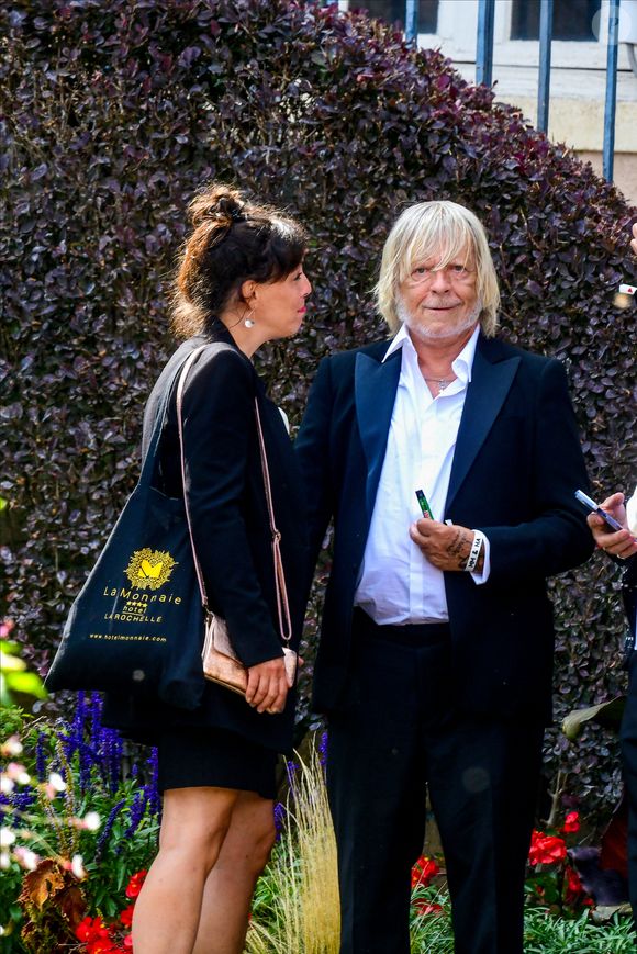 Situé dans les Yvelines
Le chanteur Renaud (Renaud Séchan) et sa compagne Cerise (de son vrai prénom Christine) - Mariage d'Hugues Aufray et de Murielle Mégevand à la mairie de Marly-Le Roy, France, le 2 septembre 2023. 