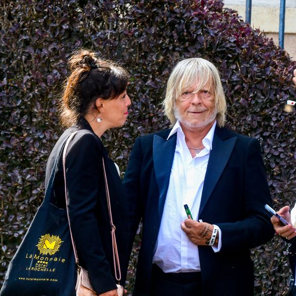 Situé dans les Yvelines
Le chanteur Renaud (Renaud Séchan) et sa compagne Cerise (de son vrai prénom Christine) - Mariage d'Hugues Aufray et de Murielle Mégevand à la mairie de Marly-Le Roy, France, le 2 septembre 2023. 