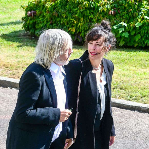 Le chanteur Renaud (Renaud Séchan) et sa compagne Cerise (de son vrai prénom Christine) - Mariage d'Hugues Aufray et de Murielle Mégevand à la mairie de Marly-Le Roy, France, le 2 septembre 2023.