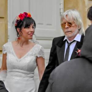 Mariage du chanteur Renaud avec sa compagne Christine, qu'il aime appeler Cerise, en référence a ses boucles d'oreilles fetiches portées ce jour, et celui de leur rencontre. Le 4 mai 2024 à la mairie du 14e arrondissement de Paris. © Gimmick/SIPA
Mariage du chanteur Renaud avec sa compagne Christine, qu'il aime appeler Cerise, en reference a ses boucles d'oreilles fetiches portees ce jour, et celui de leur rencontre en 2016. Sont presents famille(s), amis, musiciens, tel Alain Lanty, pianiste, avec qui il reprendra sa tournee 'Dans mes cordes' a l'automne.