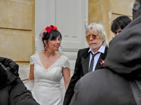 Mariage du chanteur Renaud avec sa compagne Christine, qu'il aime appeler Cerise, en référence a ses boucles d'oreilles fetiches portées ce jour, et celui de leur rencontre. Le 4 mai 2024 à la mairie du 14e arrondissement de Paris. © Gimmick/SIPA
Mariage du chanteur Renaud avec sa compagne Christine, qu'il aime appeler Cerise, en reference a ses boucles d'oreilles fetiches portees ce jour, et celui de leur rencontre en 2016. Sont presents famille(s), amis, musiciens, tel Alain Lanty, pianiste, avec qui il reprendra sa tournee 'Dans mes cordes' a l'automne.