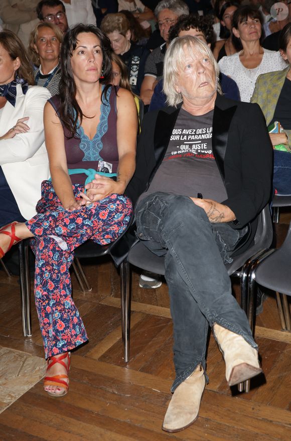 Le chanteur Renaud (Renaud Séchan) et sa femme Cerise - Les amis musiciens de Renaud ont donné un concert à la Mairie du 13ème à Paris le 5 septembre 2024, en hommage au chanteur et à l'occasion de l'exposition "Renaud, Des mots et des images" et de la sortie d'un recueil regroupant des oeuvres d'artistes contemporains illustrant ses chansons par vingt artistes, dont le pionnier de l'art urbain Ernest Pignon-Ernest, les street artistes Jef Aérosol et C215, les peintres Françoise Pétrovitch et Anna Foka ont aussi illustré chacun un titre du chanteur (La mère à Titi, Mistral gagnant, Morgane de toi, Dès que le vent soufflera...). © Coadic Guirec/Bestimage