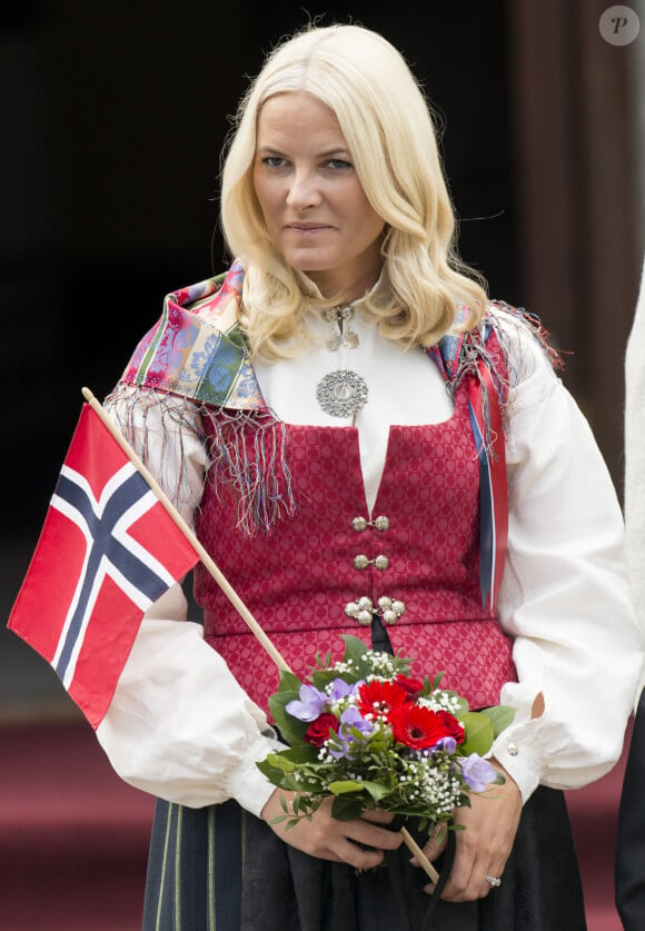 La princesse Mette Marit, Le prince Sverre Magnus, le prince Haakon, Marius Borg Hoiby et la princesse Ingrid Alexandra - La famille royale de Norvège assiste au défilé des enfants lors de la fête nationale à Oslo, le 17 mai 2014.