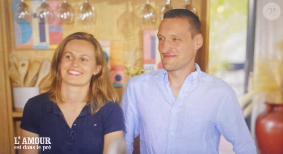 Les discrets tourtereaux mènent une idylle tranquille et parlent de leurs projets d'avenir communs.
Bruno et Clémence sont toujours ensemble au bilan de "L'amour est dans le pré". M6