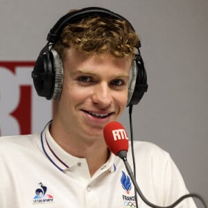 Léon Marchand, multi médaillé en natation, interviewé par la radio RTL au Club France à la Grande Halle de La Villette, Paris, lors des Jeux Olympiques Paris 2024, le 5 août 2024. © Stéphane Lemouton / Bestimage