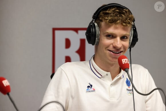 Léon Marchand, multi médaillé en natation, interviewé par la radio RTL au Club France à la Grande Halle de La Villette, Paris, lors des Jeux Olympiques Paris 2024, le 5 août 2024. © Stéphane Lemouton / Bestimage