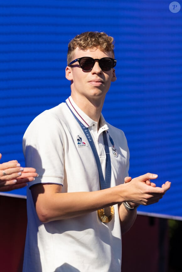 "Il est d'une simplicité hallucinante. Voir une superstar mondiale venir au bar en toute simplicité, c'était dingue", précise un gérant bar 

Léon Marchand, multi médaillé en natation, au Club France à la Grande Halle de La Villette à Paris, lors des Jeux Olympiques Paris 2024. Le 5 août 2024 © Jeremy Melloul / Bestimage