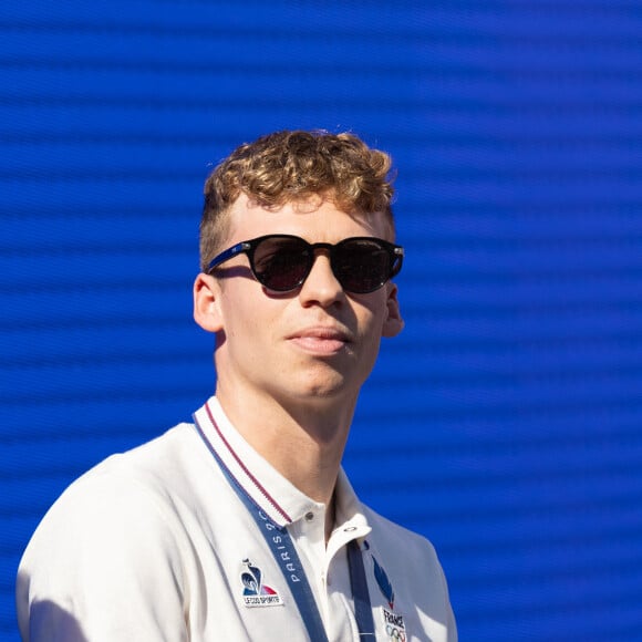 "Il est d'une simplicité hallucinante. Voir une superstar mondiale venir au bar en toute simplicité, c'était dingue", précise un gérant bar 

Léon Marchand, multi médaillé en natation, au Club France à la Grande Halle de La Villette à Paris, lors des Jeux Olympiques Paris 2024. Le 5 août 2024 © Jeremy Melloul / Bestimage